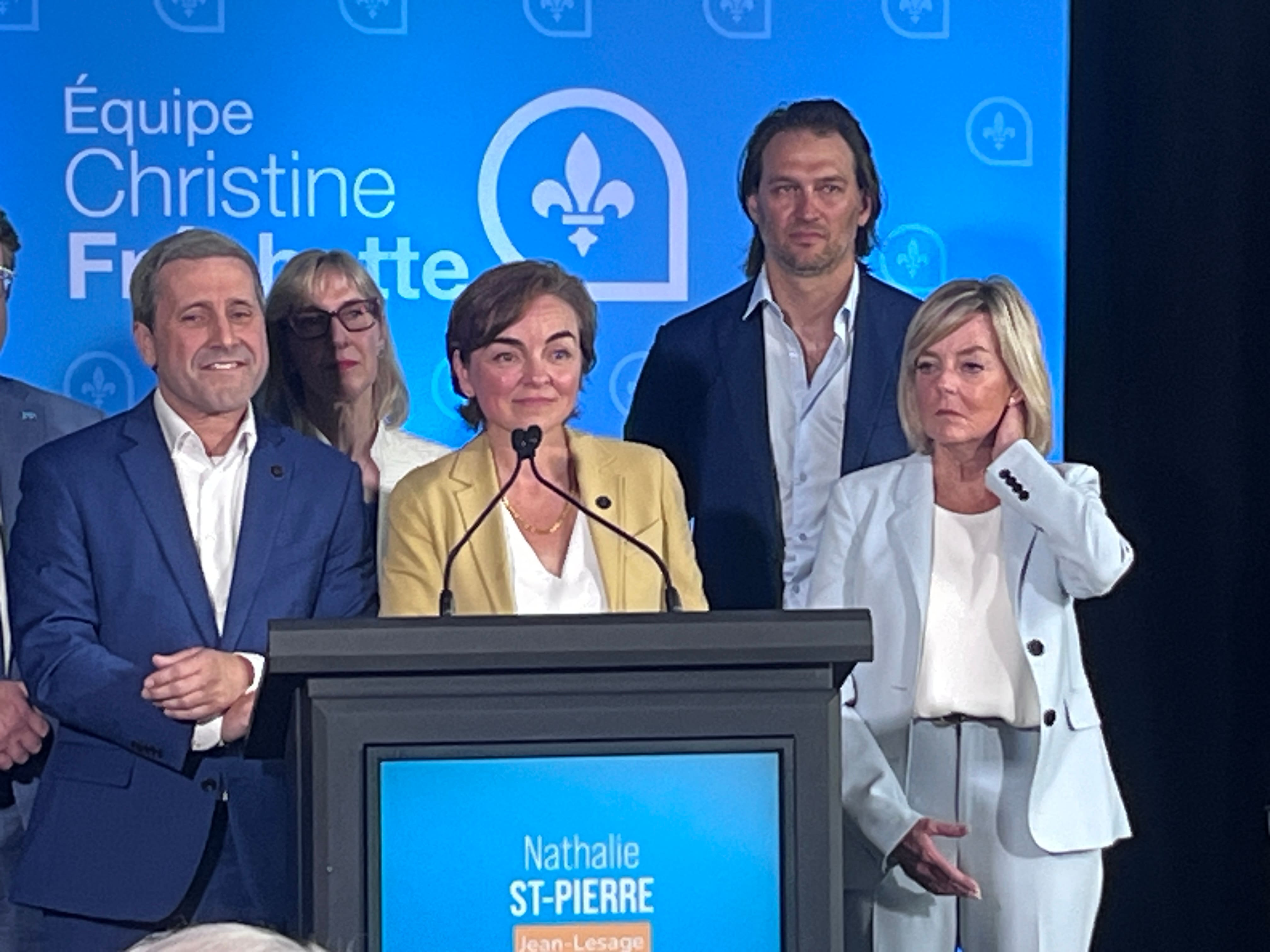 Où est le logo de la CAQ?