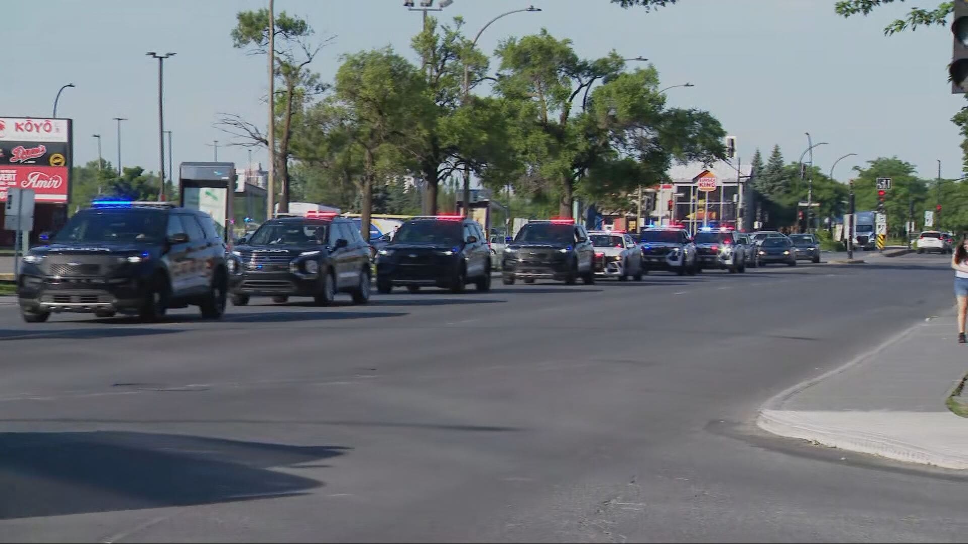 Des policiers se sont rassemblés, gyrophares et sirènes activés, vers le poste de quartier de Côte-des-Neiges.