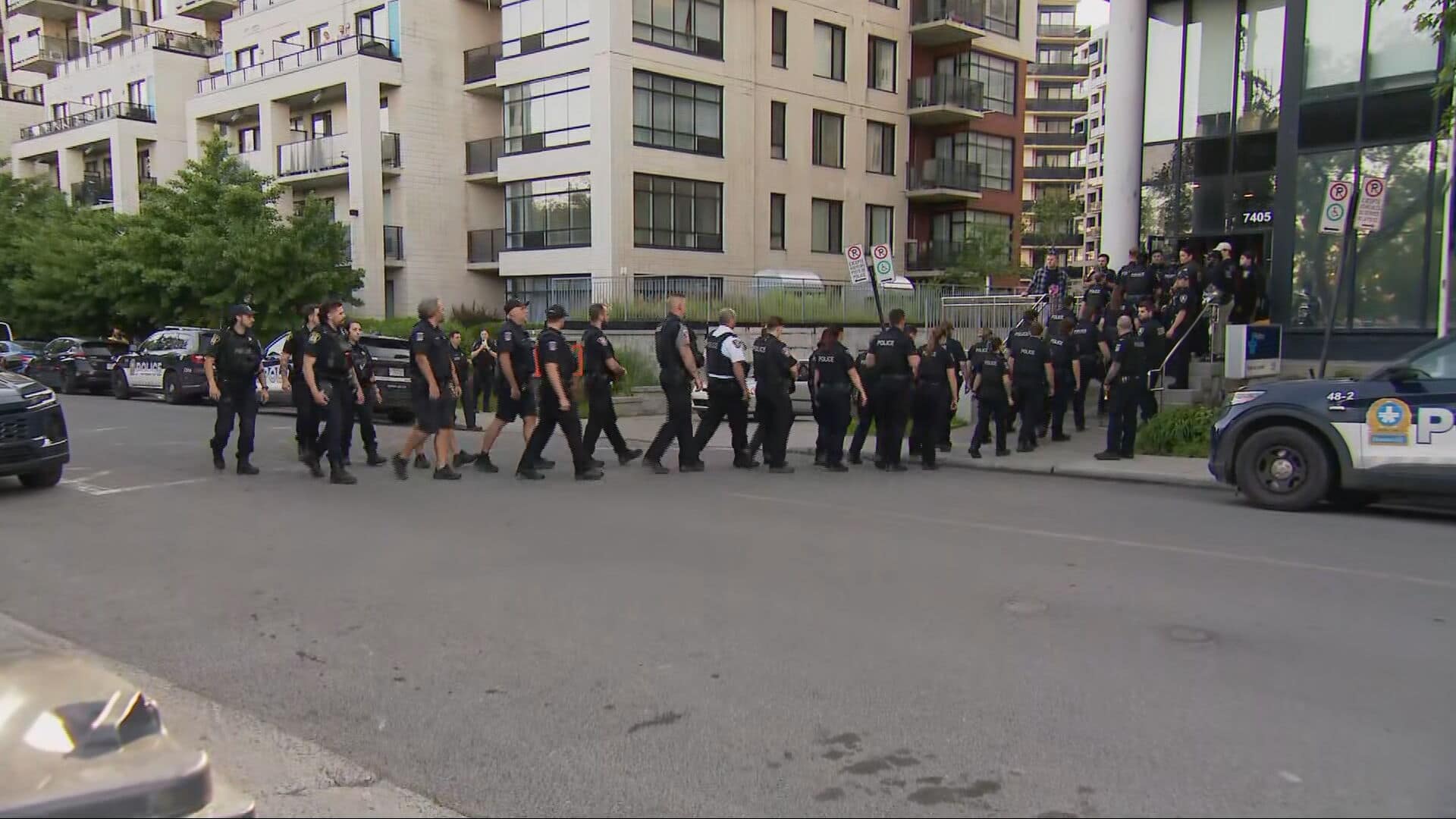 EN IMAGES | Agent tué lors de la fusillade à Montréal: les policiers en soutien au SPVM