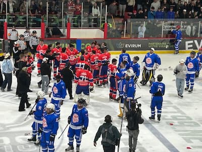 L'équipe de «Lewis le fou» che célèbre sa victoire lors de leur match con l'équipe d'Olivier Primeau au Colisée de Laval, samedi après-midi.