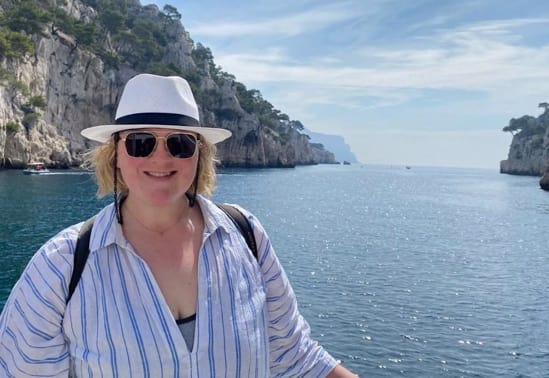 Debbie Lynch-White pose en bikini sur la plage