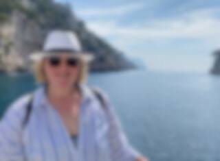 Debbie Lynch-White pose en bikini sur la plage