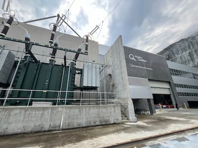 El Primer Ministro François Legault nombró oficialmente la central hidroeléctrica Bernard-Landry, en Nord-du-Québec, en compañía de familiares del difunto Primer Ministro, entre ellos su esposa (derecha), Chantale Renaud-Landry, y el ex líder de la nación Cree. (izquierda) Ted Moisés.