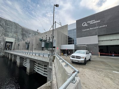 El Primer Ministro François Legault nombró oficialmente la central hidroeléctrica Bernard-Landry, en Nord-du-Québec, en compañía de familiares del difunto Primer Ministro, entre ellos su esposa (derecha), Chantale Renaud-Landry, y el ex líder de la nación Cree. (izquierda) Ted Moisés.