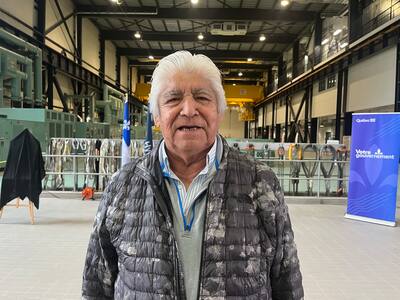 El Primer Ministro François Legault nombró oficialmente la central hidroeléctrica Bernard-Landry, en Nord-du-Québec, en compañía de familiares del difunto Primer Ministro, entre ellos su esposa (derecha), Chantale Renaud-Landry, y el ex líder de la nación Cree. (izquierda) Ted Moisés.