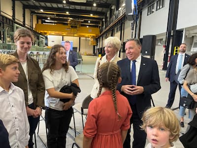 El Primer Ministro François Legault nombró oficialmente la central hidroeléctrica Bernard-Landry, en Nord-du-Québec, en compañía de familiares del difunto Primer Ministro, entre ellos su esposa (derecha), Chantale Renaud-Landry, y el ex líder de la nación Cree. (izquierda) Ted Moisés.