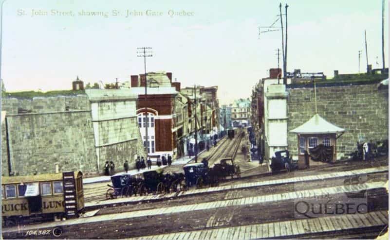 La destruction de la porte Saint-Jean se fait pour favoriser la circulation du tramway en haute-ville.