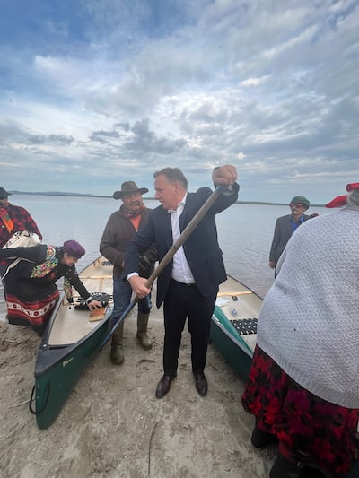 El Primer Ministro François Legault nombró oficialmente la central hidroeléctrica Bernard-Landry, en Nord-du-Québec, en compañía de familiares del difunto Primer Ministro, entre ellos su esposa (derecha), Chantale Renaud-Landry, y el ex líder de la nación Cree. (izquierda) Ted Moisés.