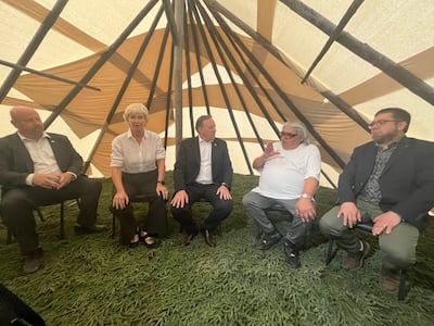 El Primer Ministro François Legault dio oficialmente el nombre a la central hidroeléctrica Bernard-Landry, en el Norte de Québec, en compañía de familiares del difunto Primer Ministro, entre ellos su esposa (derecha), Chantale Renaud-Landry, y el ex líder de la nación Cree. (izquierda) Ted Moisés.