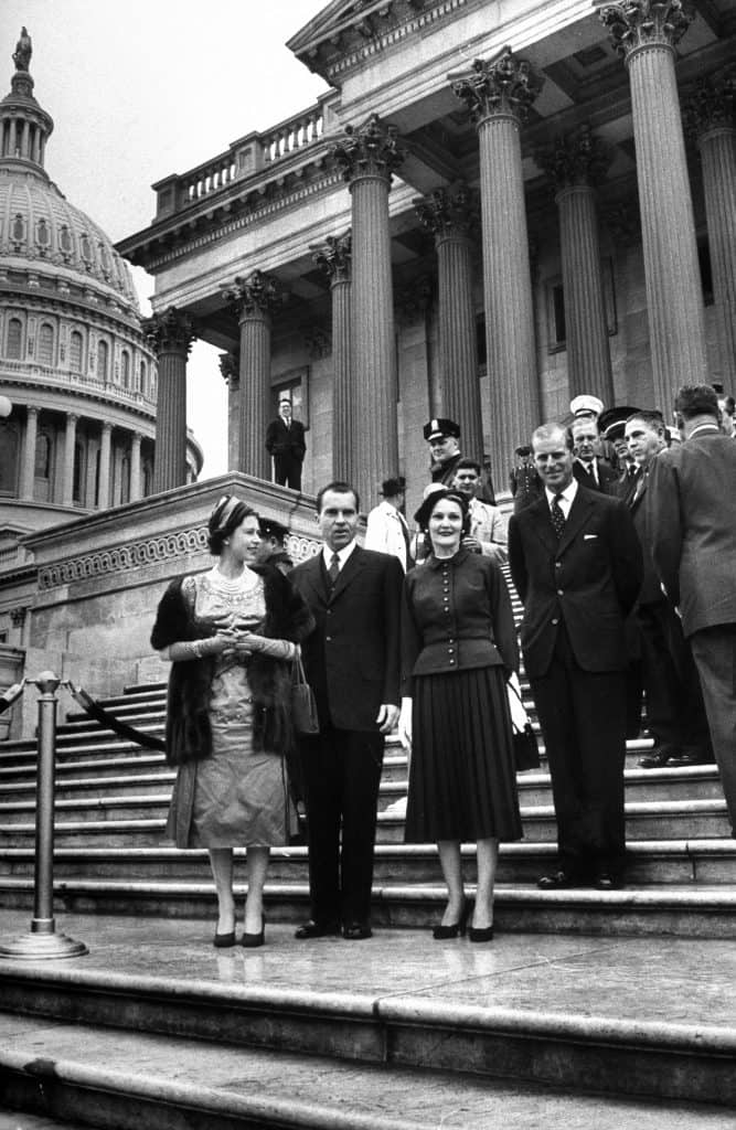 Élisabeth II a effectué plusieurs visites, dont des visites d'État en 1957, 1976, 1991 et 2007.
Sur cette photo on peut voir la reine Elizabeth II, Richard Nixon, Mme Mamie Eisenhower et le prince Prince Philip à Washington, D.C. lors de la tournée nord-américaine de la reine en 1957.