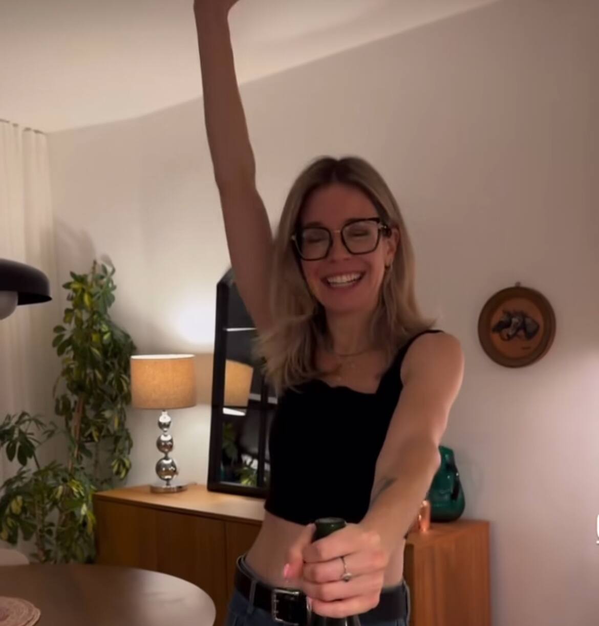 Image principale de l'article Rayonnante, elle célèbre une merveilleuse nouvelle