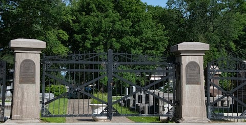 Portail du cimetière Beth Israël du boulevard René-Lévesque Ouest.