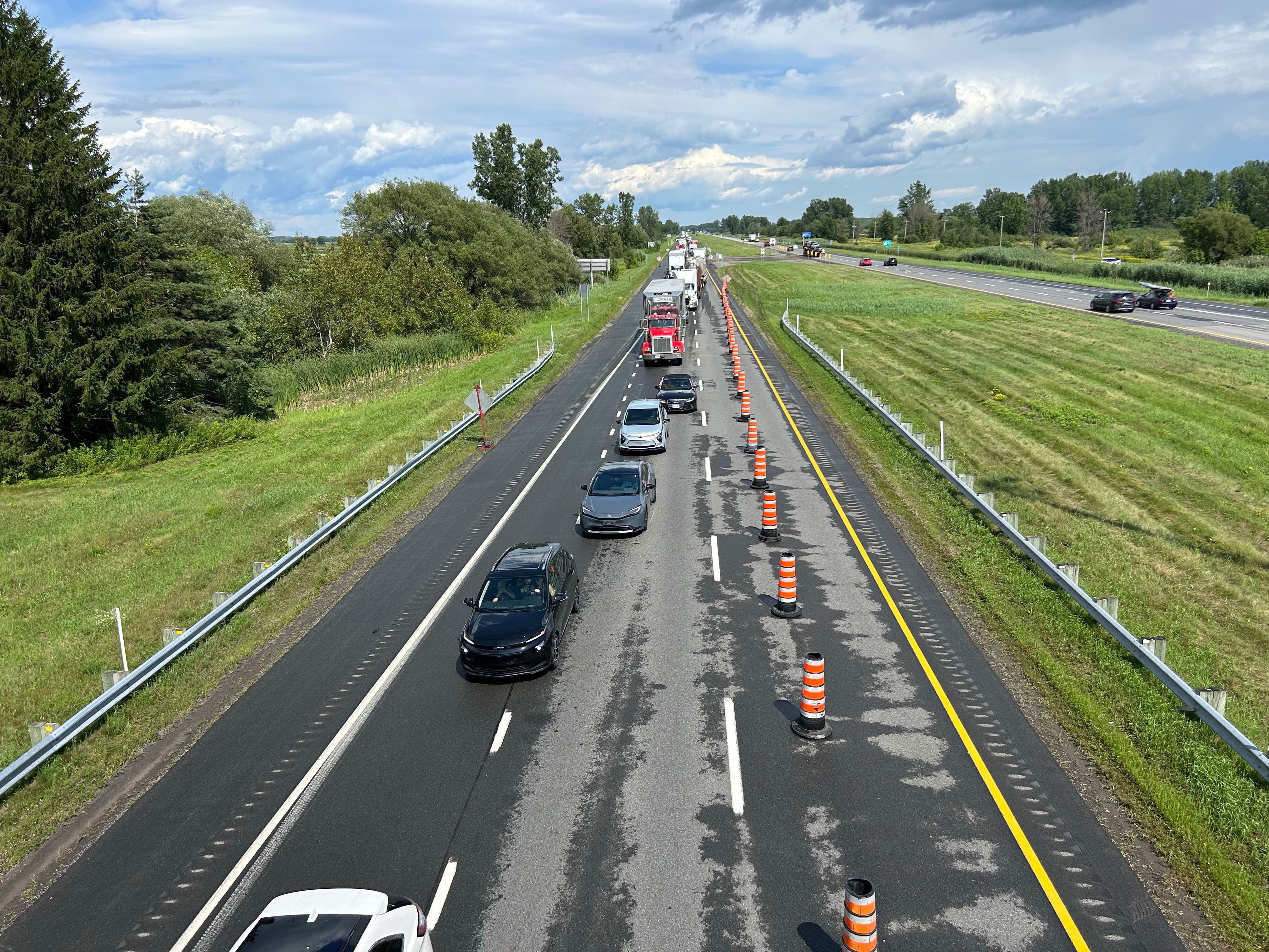 Un deuxième trou en un an sur la chaussé cause une congestion monstre sur l’Autoroute 40