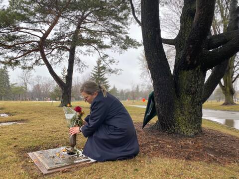 Geneviève Veilleux, directrice générale de la Maison funéraire Rideau, est attristée pour les familles qui ont été victimes de vols de vases à leur cimetière.