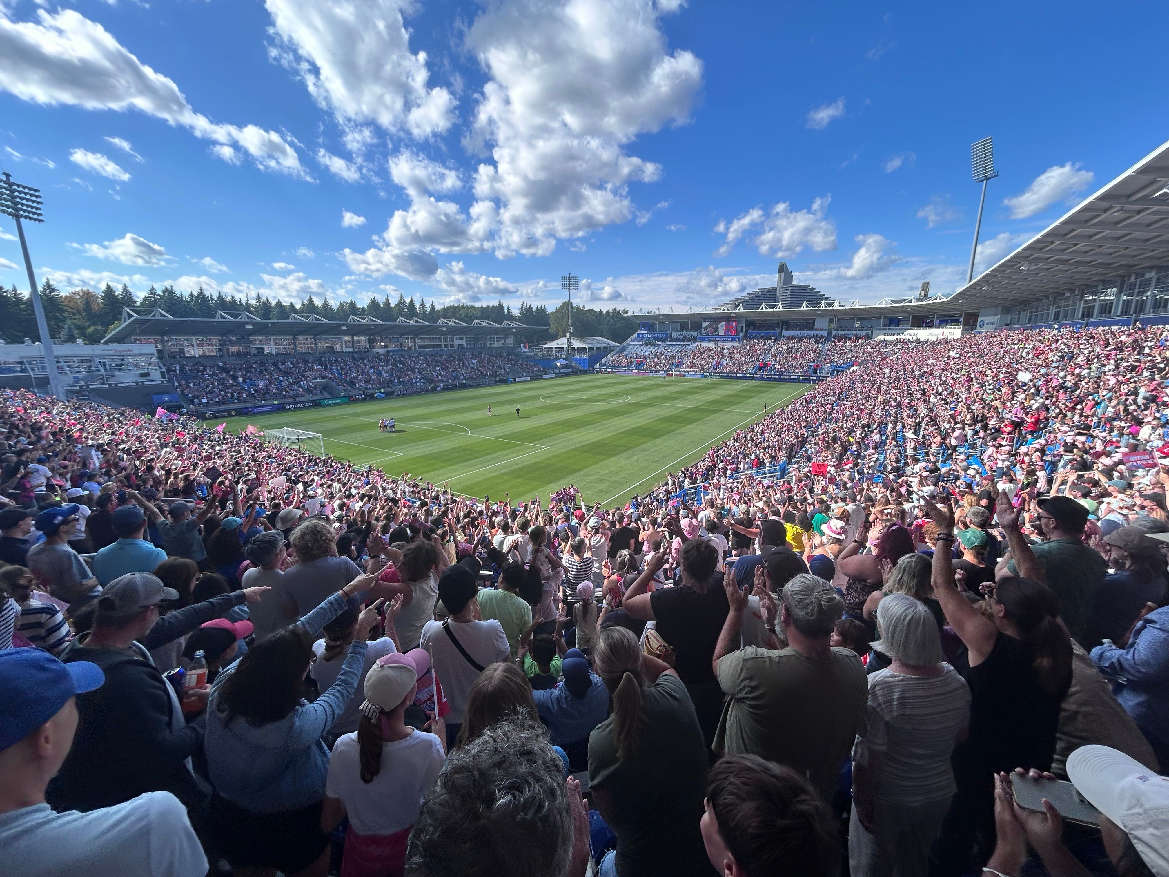 Les Roses de Montréal ont établi un nouveau record pour une foule lors d’un match de la Super Ligue du Nord, le samedi 29 août 2026, au Stade Saputo de Montréal.