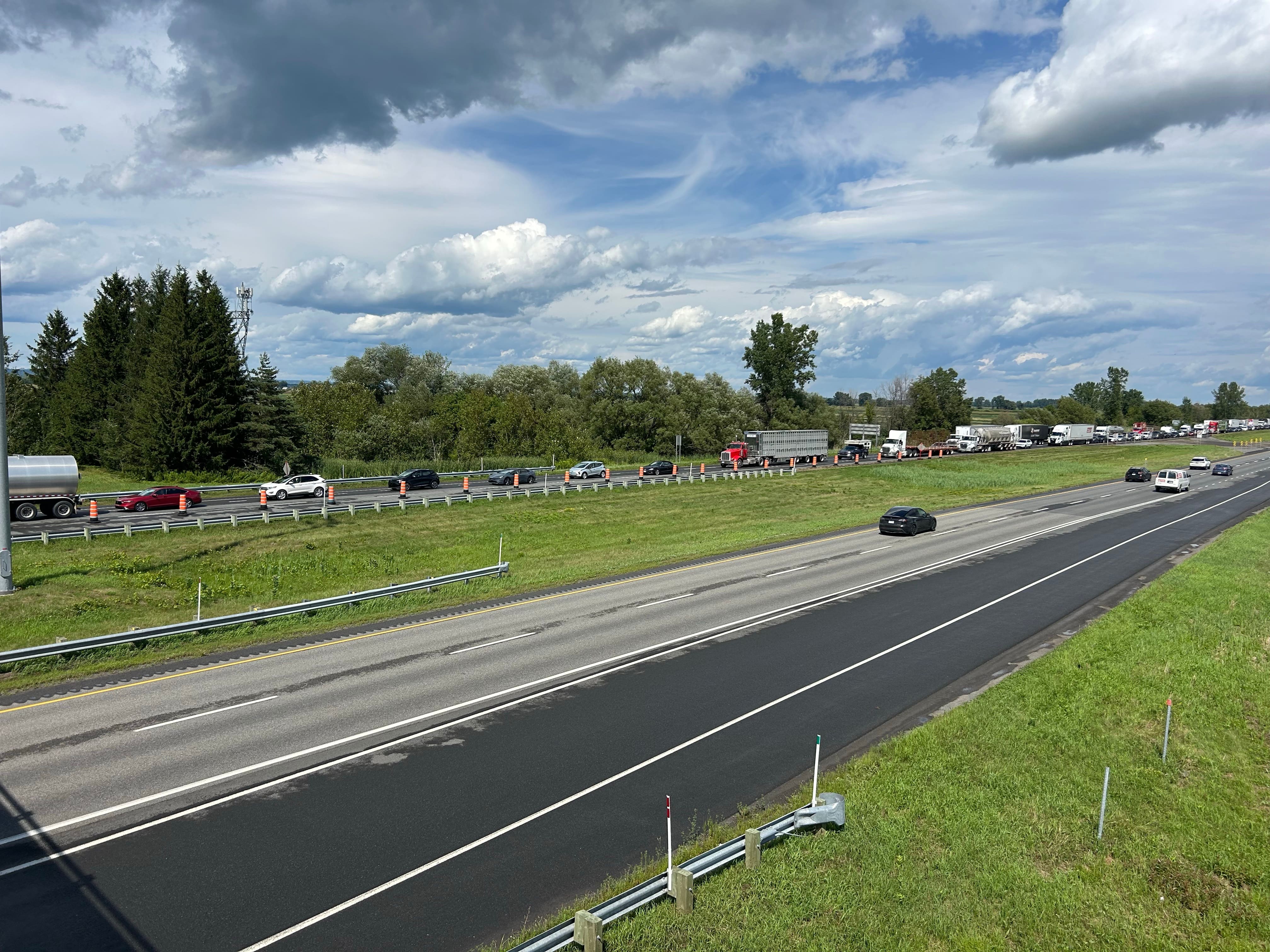 Trou sous la chaussée de l’A-40 à Saint-Cuthbert: les travaux pour remplacer le ponceau débutent