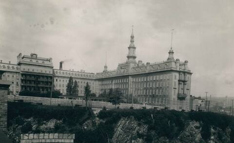 L'Université Laval en 1928, avec la toiture de Peachy et la fausse-façade de Baillairgé, T. Lebel, P600,S6,D1,P389.
