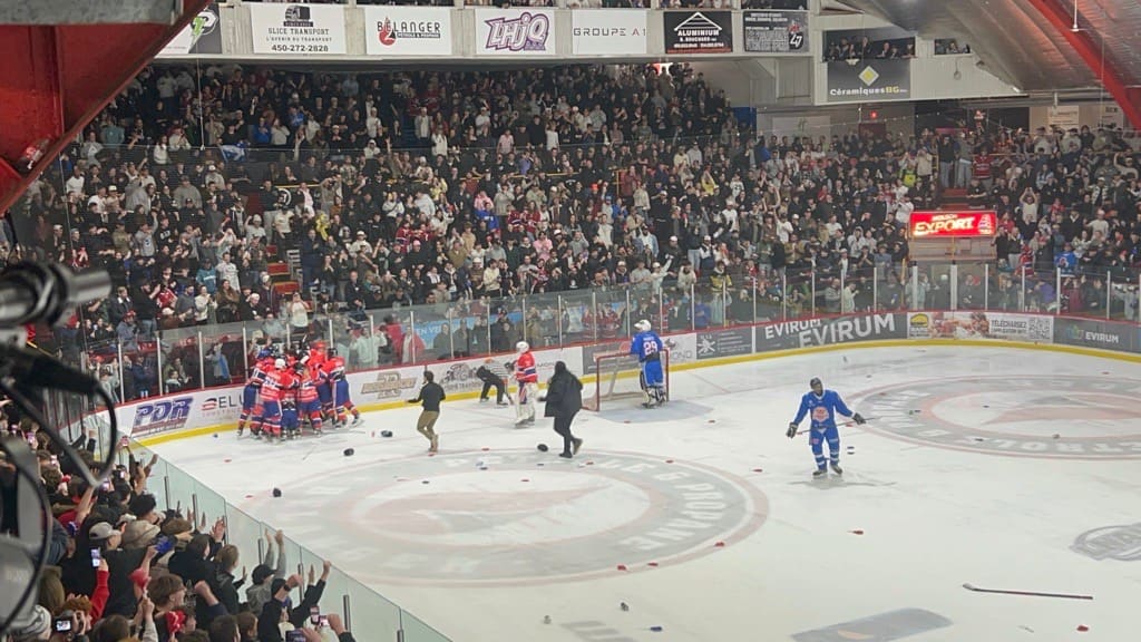 Vedettes de différentes générations réunies: un match attire une foule électrisante à Laval