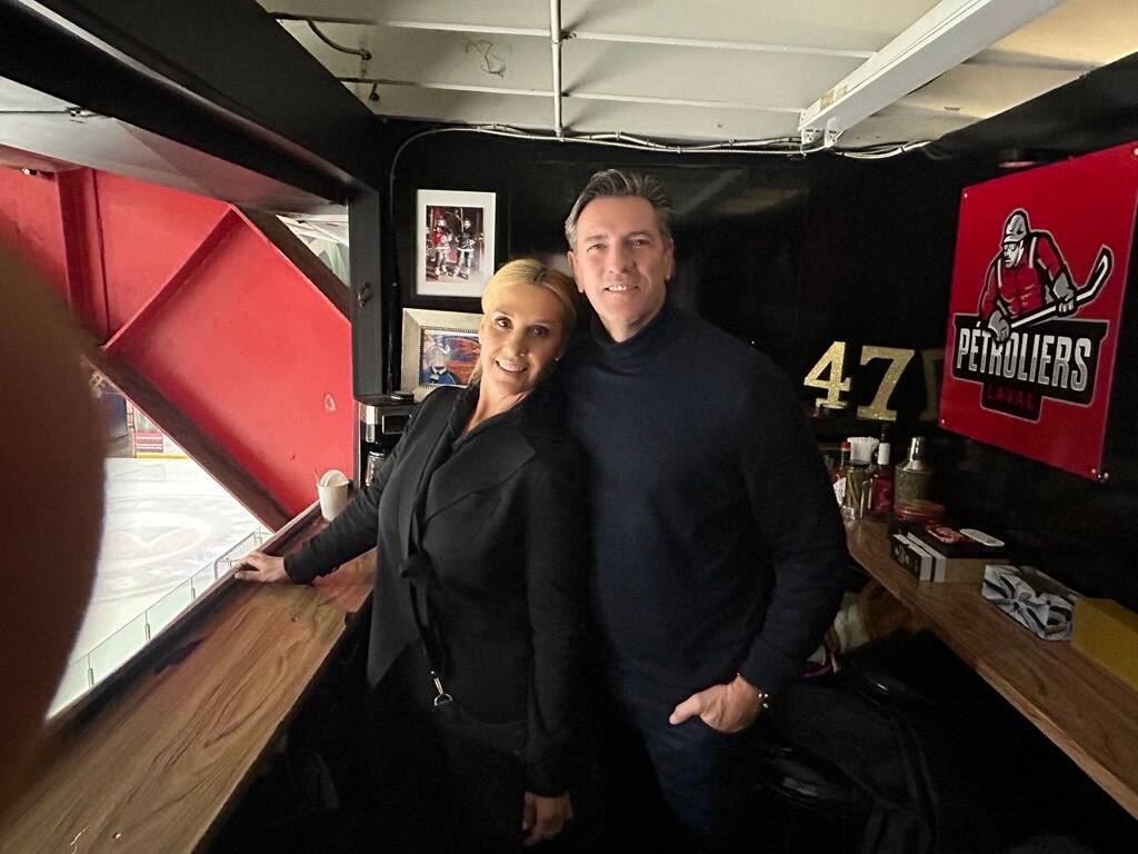 O antigo jogador do Canadien de Montreal Patrice Brisebois aux côtés de sa femme Nadia Saputo durante a partida entre «Lewis le fou» et Olivier Primeau no Colisée de Laval, Samedi après-midi.
