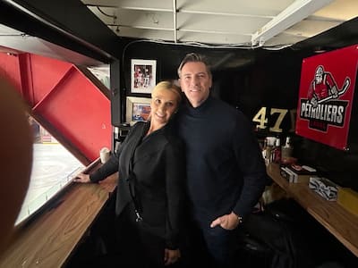 O antigo jogador do Canadien de Montreal Patrice Brisebois aux côtés de sa femme Nadia Saputo durante a partida entre «Lewis le fou» et Olivier Primeau no Colisée de Laval, Samedi après-midi.