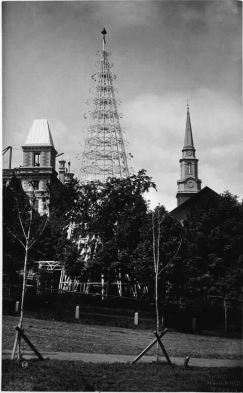 Tour conique érigée par Charles Baillairgé à la place d'Armes en 1886 en l'honneur du cardinal Taschereau, BAnQ, P560,S2,D2,P300397-6.