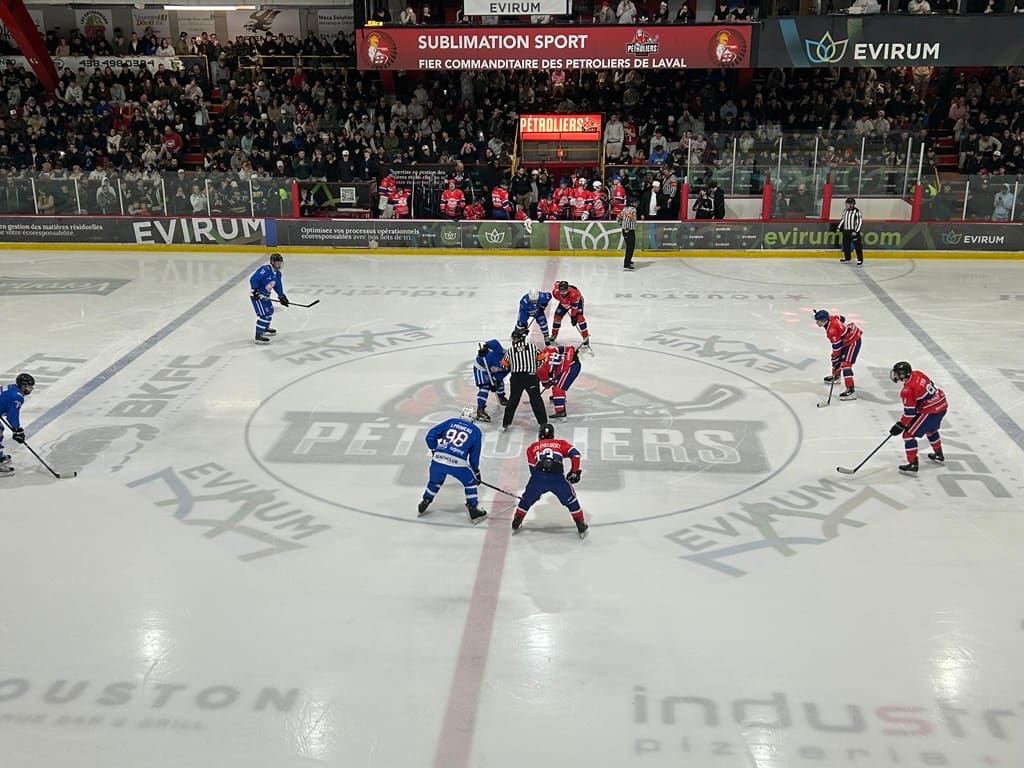 La première mise au jeu du match tra Lewis le fou» e Olivier Primeau au Colisée de Laval.