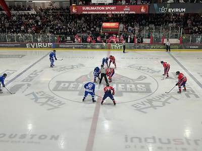 La première mise au jeu du match tra Lewis le fou» e Olivier Primeau au Colisée de Laval.