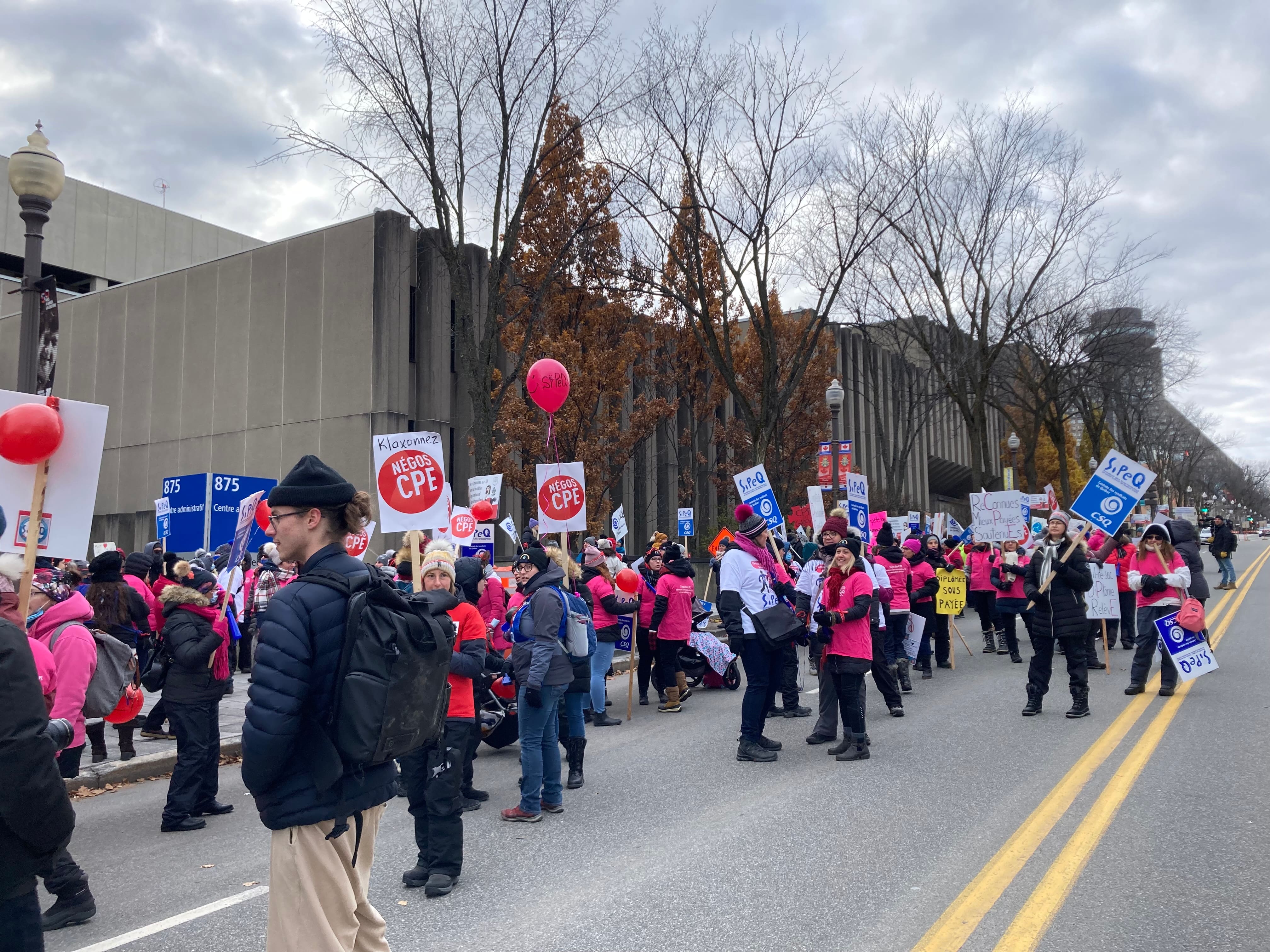 Gr&egrave;ve en CPE: des travailleurs se mobilisent devant le Conseil du tr&eacute;sor