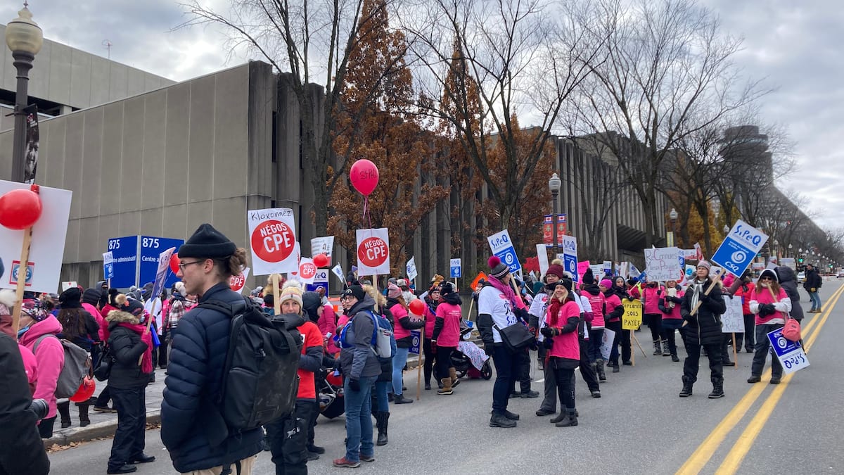 Grève en CPE: des travailleurs se mobilisent devant le Conseil du trésor
