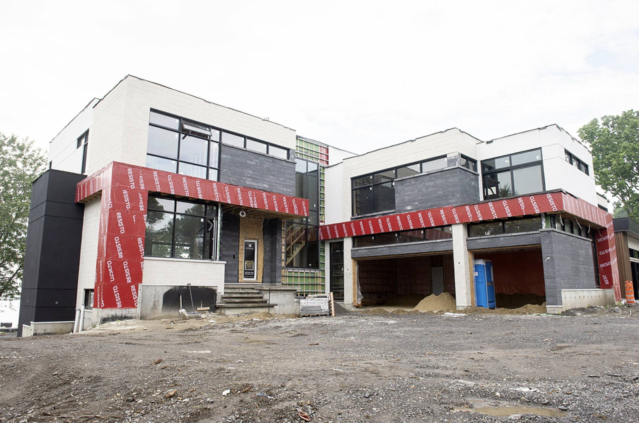 Maison de luxe vendue pour 4 millions à Dorval sur les rives du lac