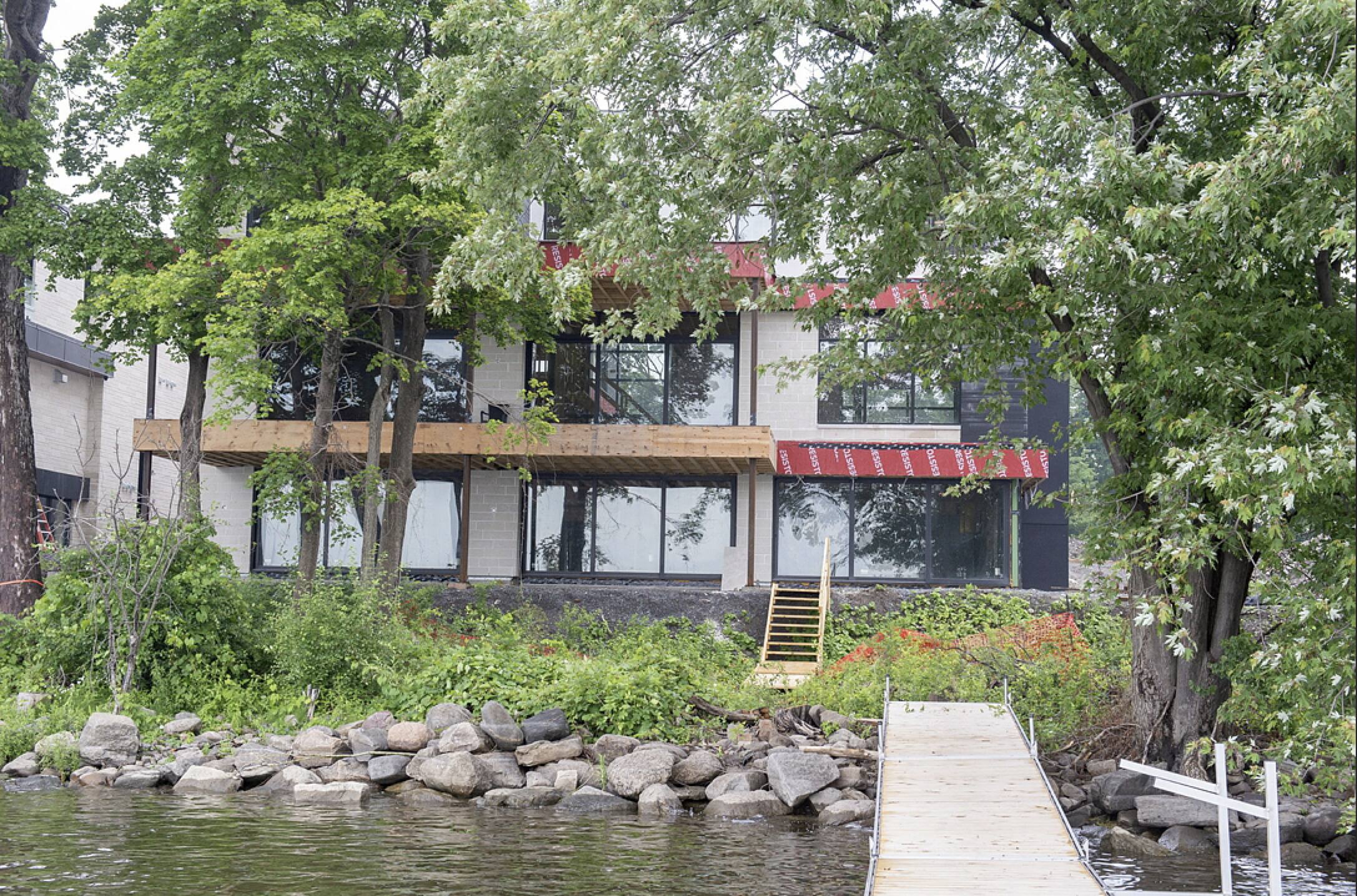 Maison de luxe vendue pour 4 millions à Dorval sur les rives du lac