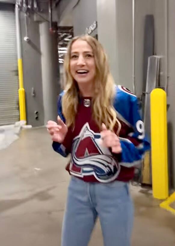 Saoule, elle avait massacr&eacute; l&rsquo;hymne national l&rsquo;&eacute;t&eacute; dernier: Ingrid Andress n&rsquo;a pas rat&eacute; sa seconde chance &agrave; l&rsquo;occasion d&rsquo;un match de l&rsquo;Avalanche