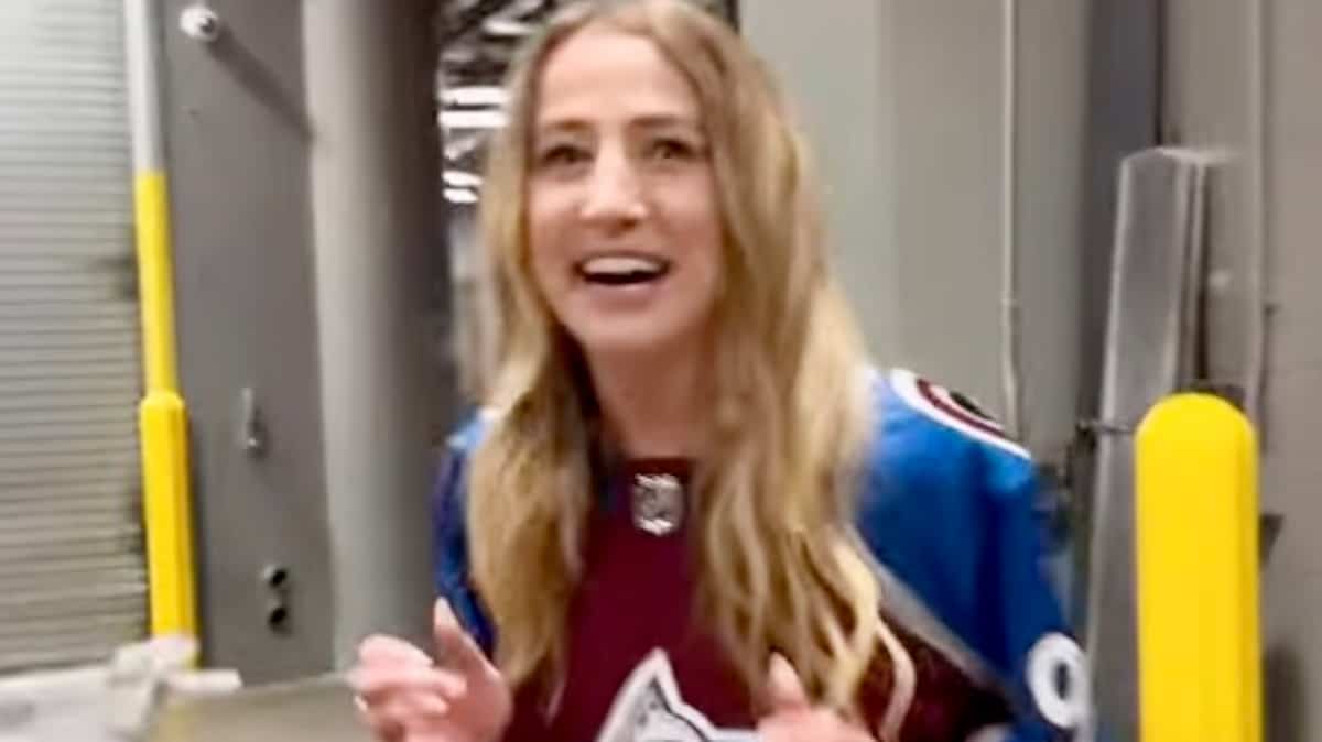 Saoule, elle avait massacré l’hymne national l’été dernier: Ingrid Andress n’a pas raté sa seconde chance à l’occasion d’un match de l’Avalanche