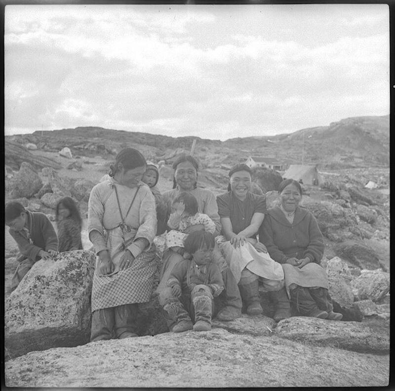 Un groupe de femmes inuit à Lake Harbour lors de l'expédition du Nascopie, en 1944.
