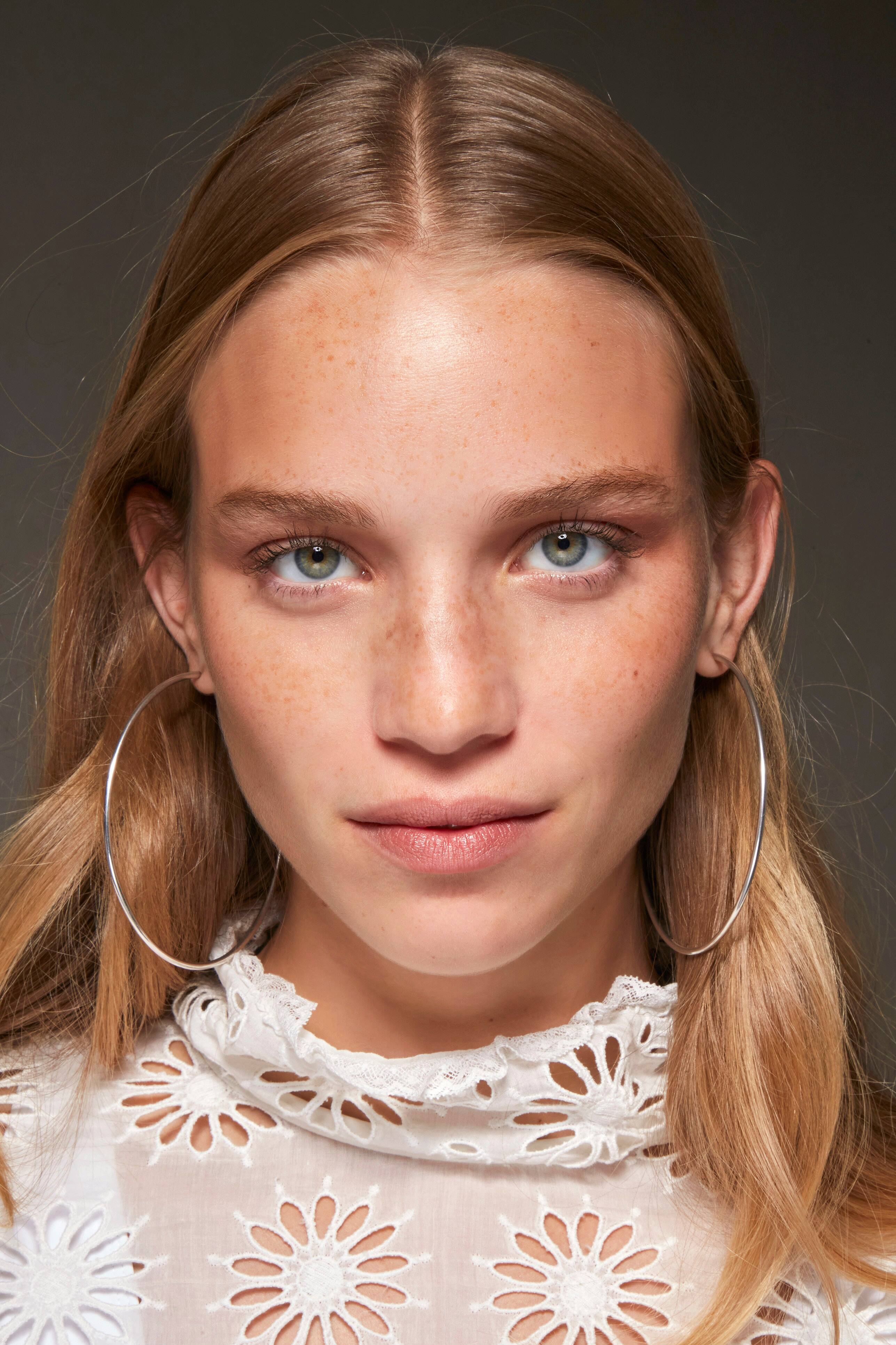 6 produits pour embrasser le «peach fuzz» cet été