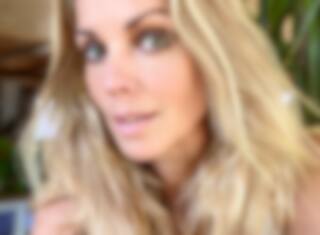 À 48 ans, elle éblouit en posant en bikini