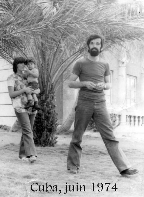 Jacques Cossette-Trudel and Louise Lanctôt, pregnant with Marie-Ange, with Alexis in her arms, in the courtyard of the Hotel Nacional in Cuba where they were staying, two months before leaving for France in June 1974.