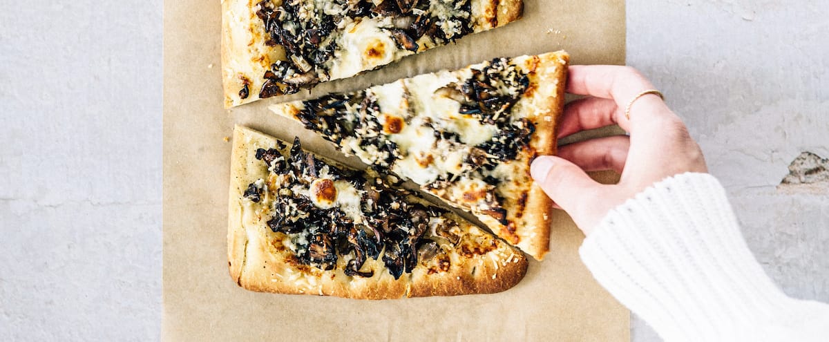 Pizza express aux champignons sur pain naan