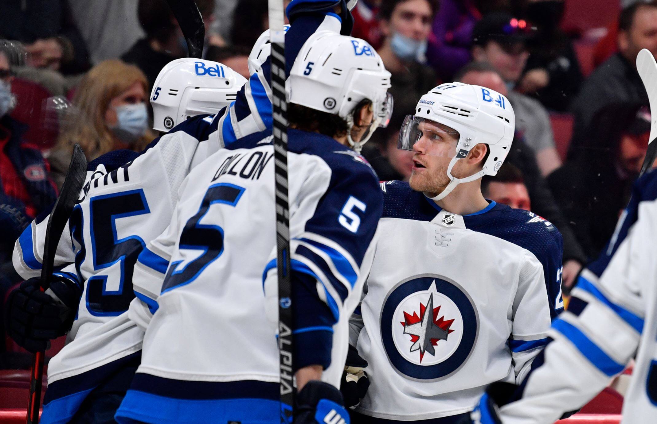 Les Jets battent le CH et gardent espoir