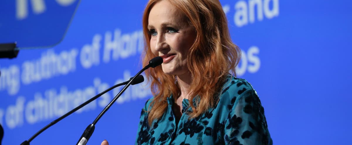Accusée de transphobie, J.K. Rowling dit avoir reçu des menaces de mort
