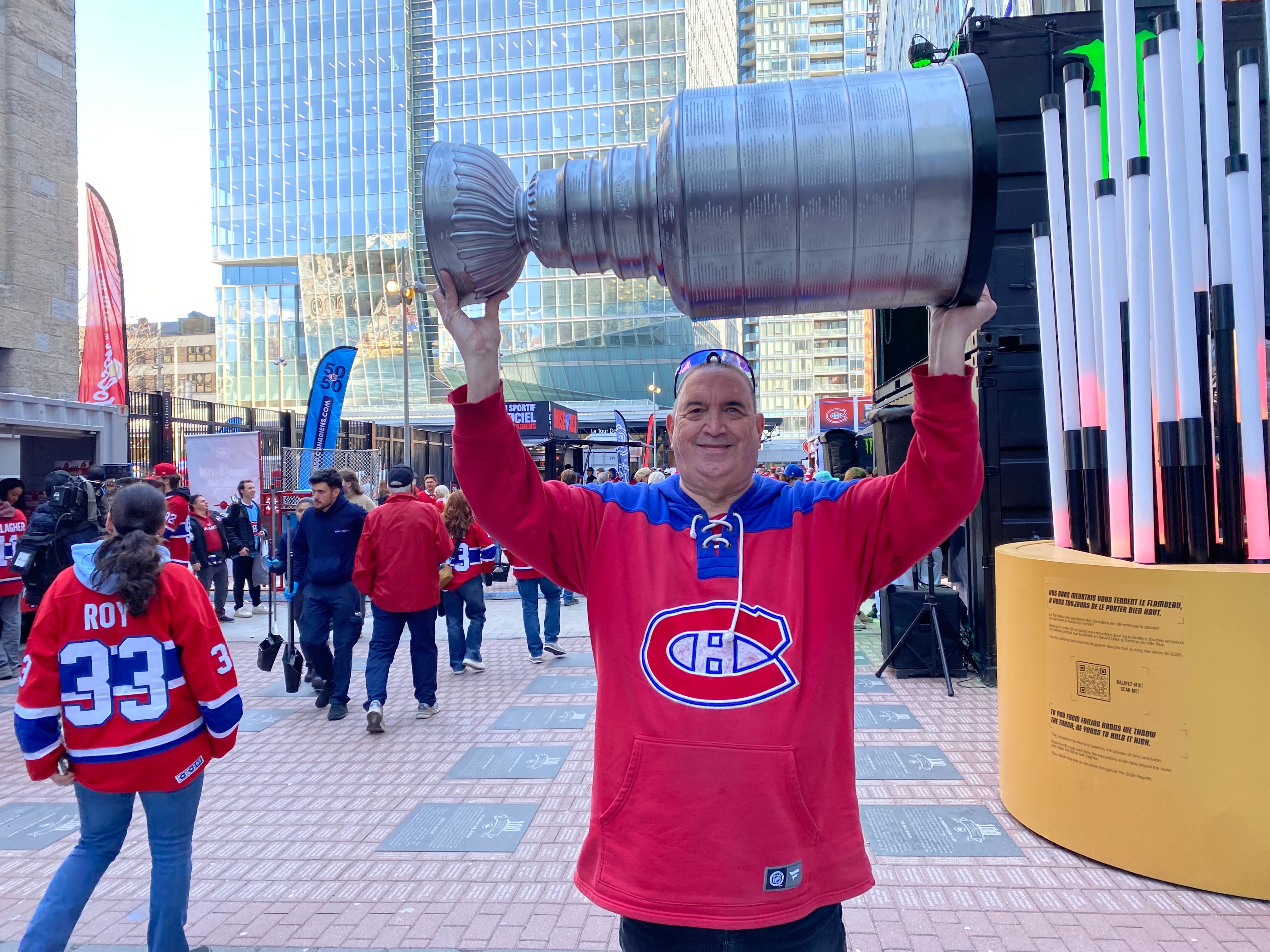 Jacques Lacombe deu-lhe a felicidade de nome entre outros partidários do Canadá, vendido em 24 de abril de 2026 em Montreal, quando ele acertou a réplica do Coupe Stanley com ele a bordo do Center Bell antes da partida troisième da série de estreia contra o Lightning de Tampa Bay.