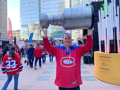 Jacques Lacombe deu-lhe a felicidade de nome entre outros partidários do Canadá, vendido em 24 de abril de 2026 em Montreal, quando ele acertou a réplica do Coupe Stanley com ele a bordo do Center Bell antes da partida troisième da série de estreia contra o Lightning de Tampa Bay.