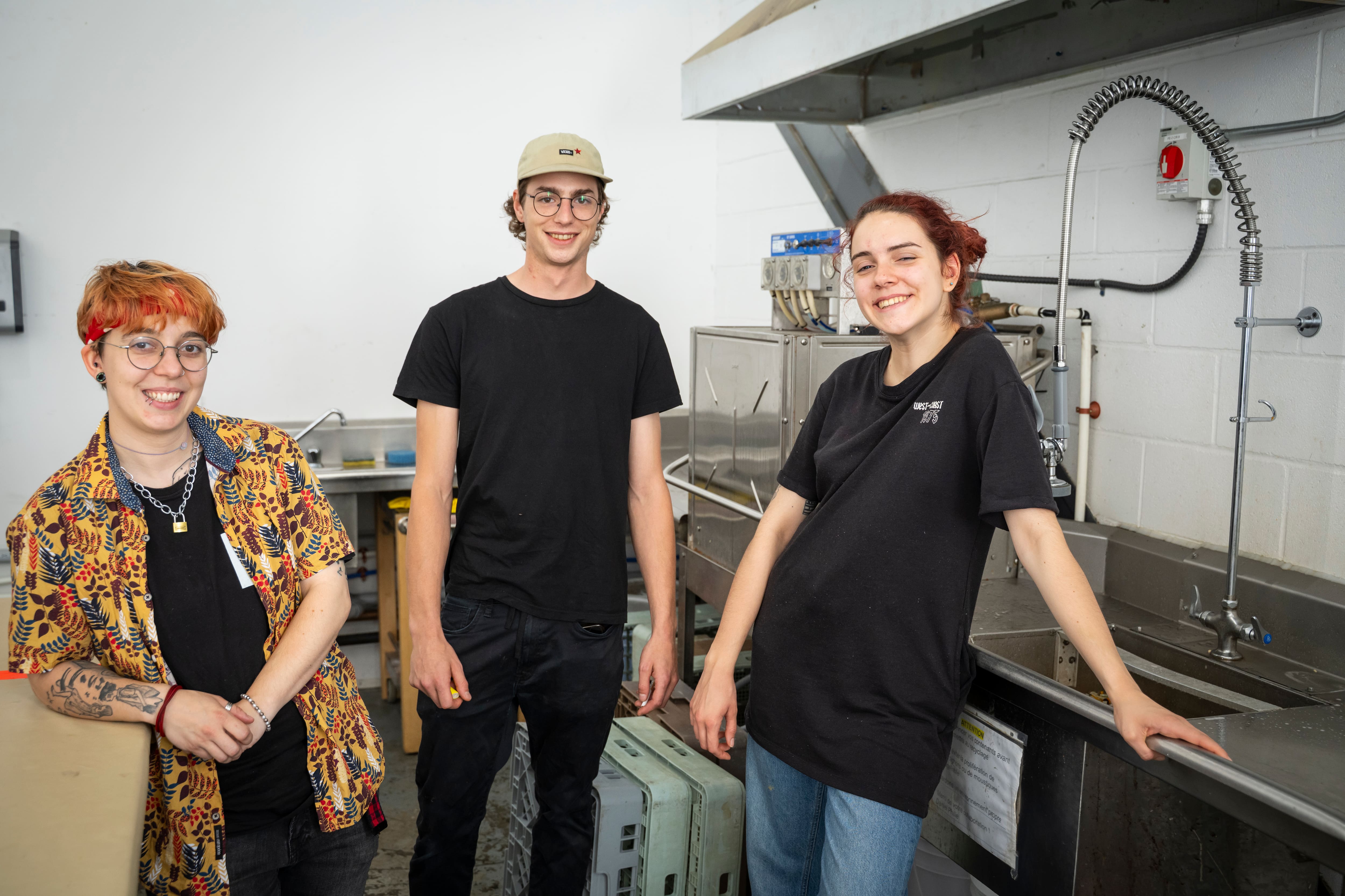 Émilie, Sophie et Simon sont colocs et bons amis dans la vie.