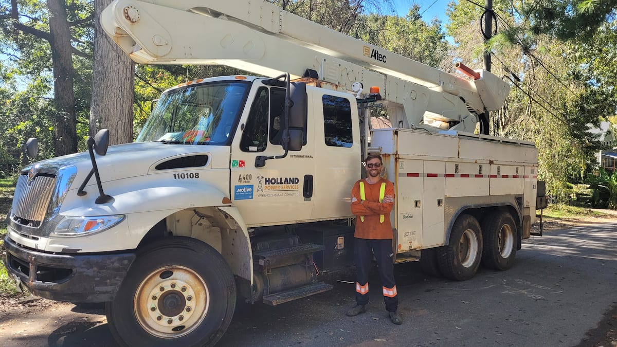 Des monteurs de lignes québécois accueillis en sauveurs aux États-Unis