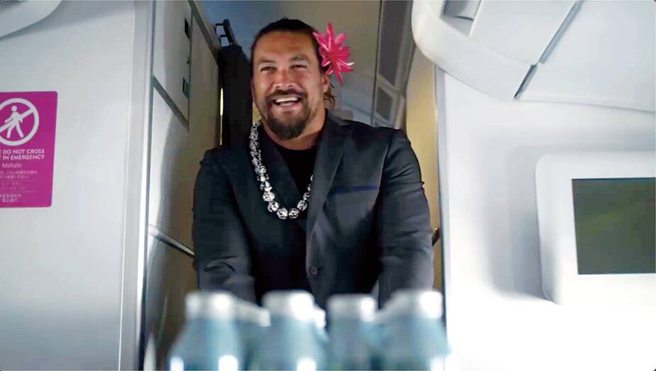 Image principale de l'article Jason Momoa surprend les passagers d'un avion