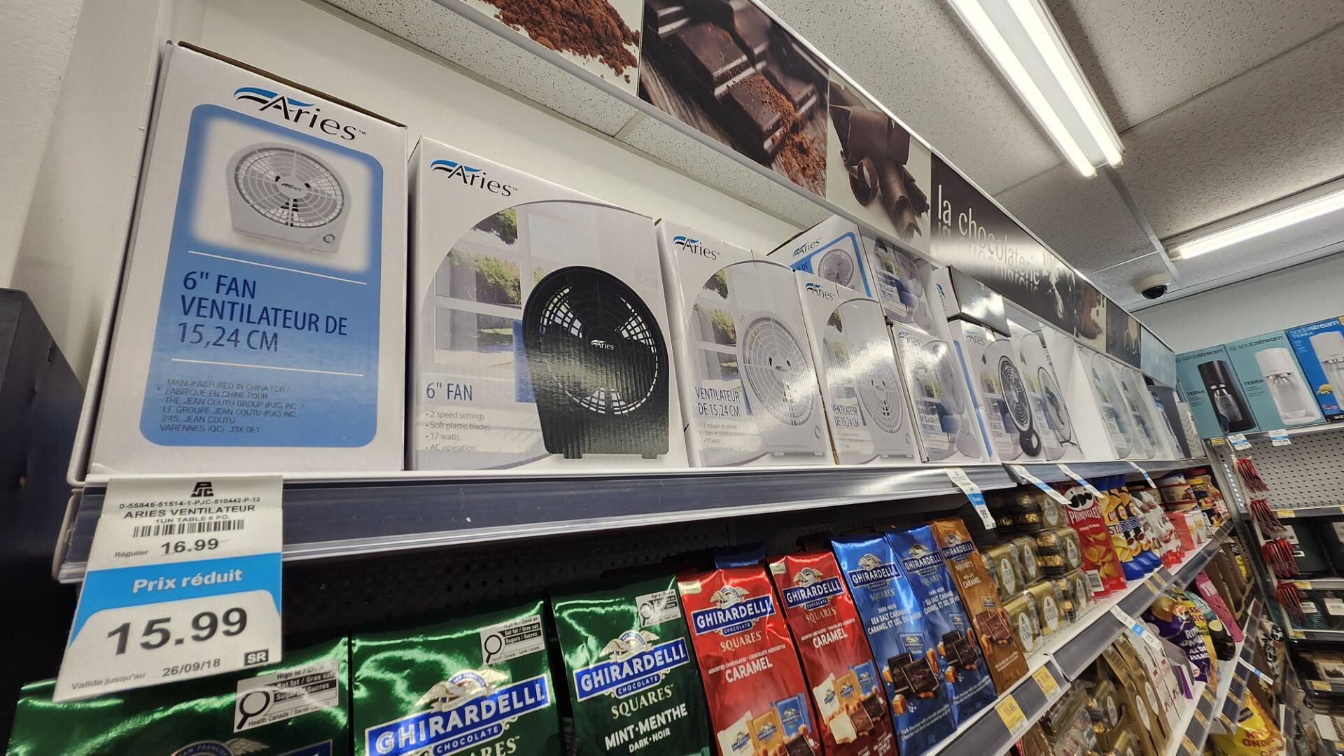Comme les quincailleries étaient fermées, les clients pouvaient aller chez Jean Coutu pour se procurer un petit ventilateur et se rafraîchir un peu.