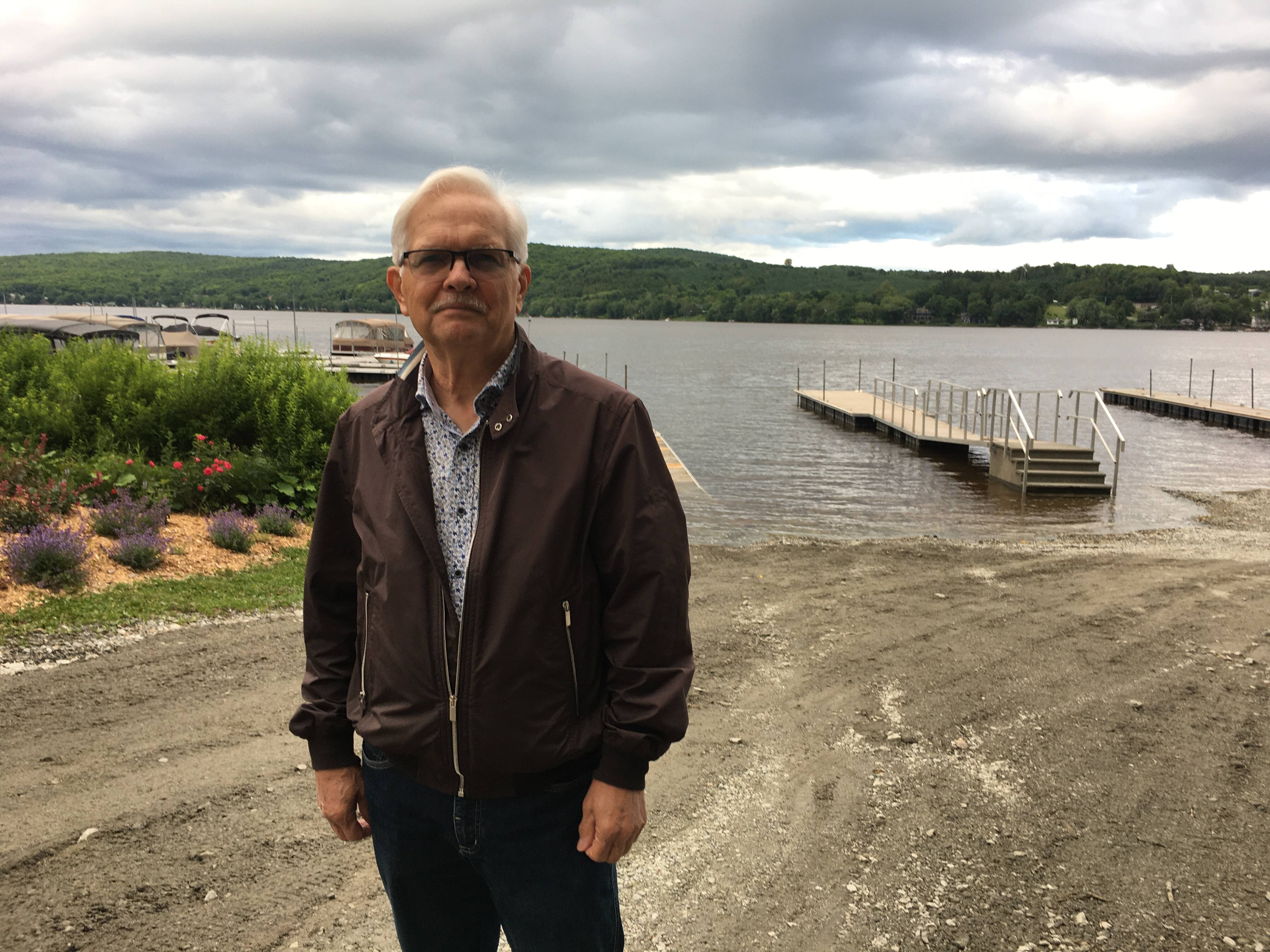 Une tourn&eacute;e de wakesurf inqui&egrave;te des associations de lacs