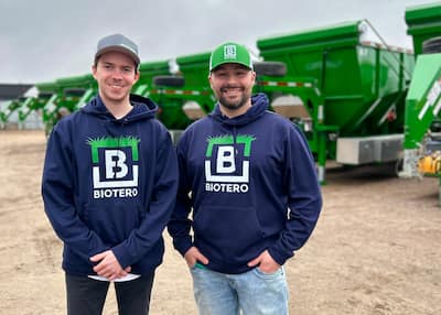 El presidente Philippe Goulet en acción con la máquina que él mismo creó para el abono y la siembra.