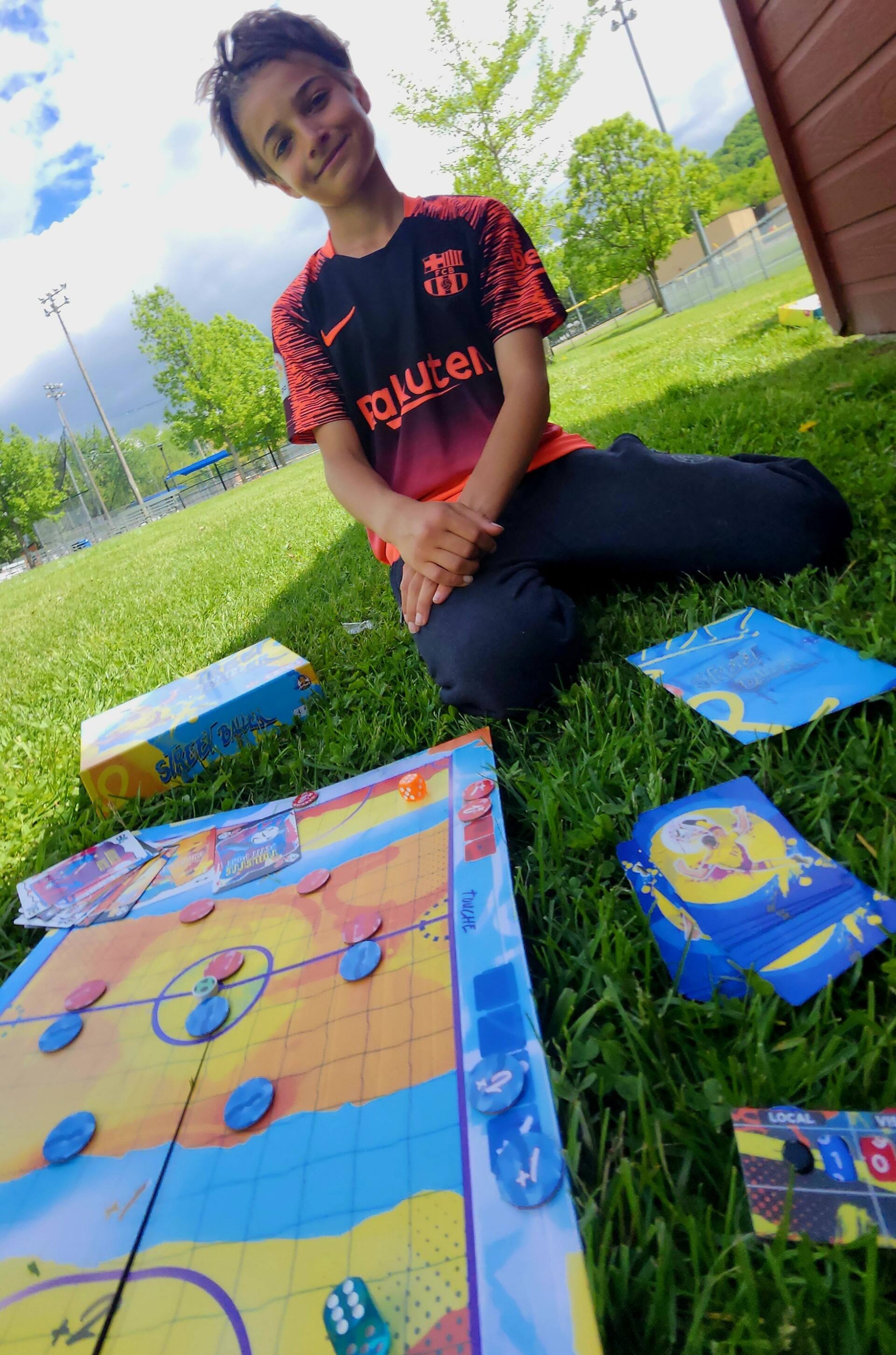Un élève de 5e année lance son propre jeu de société sur le soccer à 11 ans