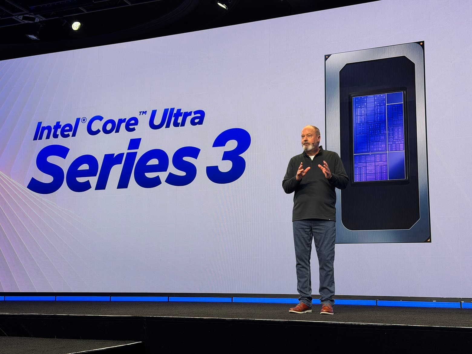 El vicepresidente ejecutivo de Intel, Jim Johnson, en la conferencia CES de Intel.